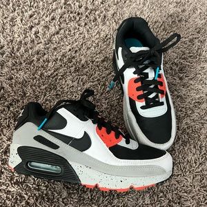 Boys size 5.5 air max Nike shoes. Only worn a few times.
